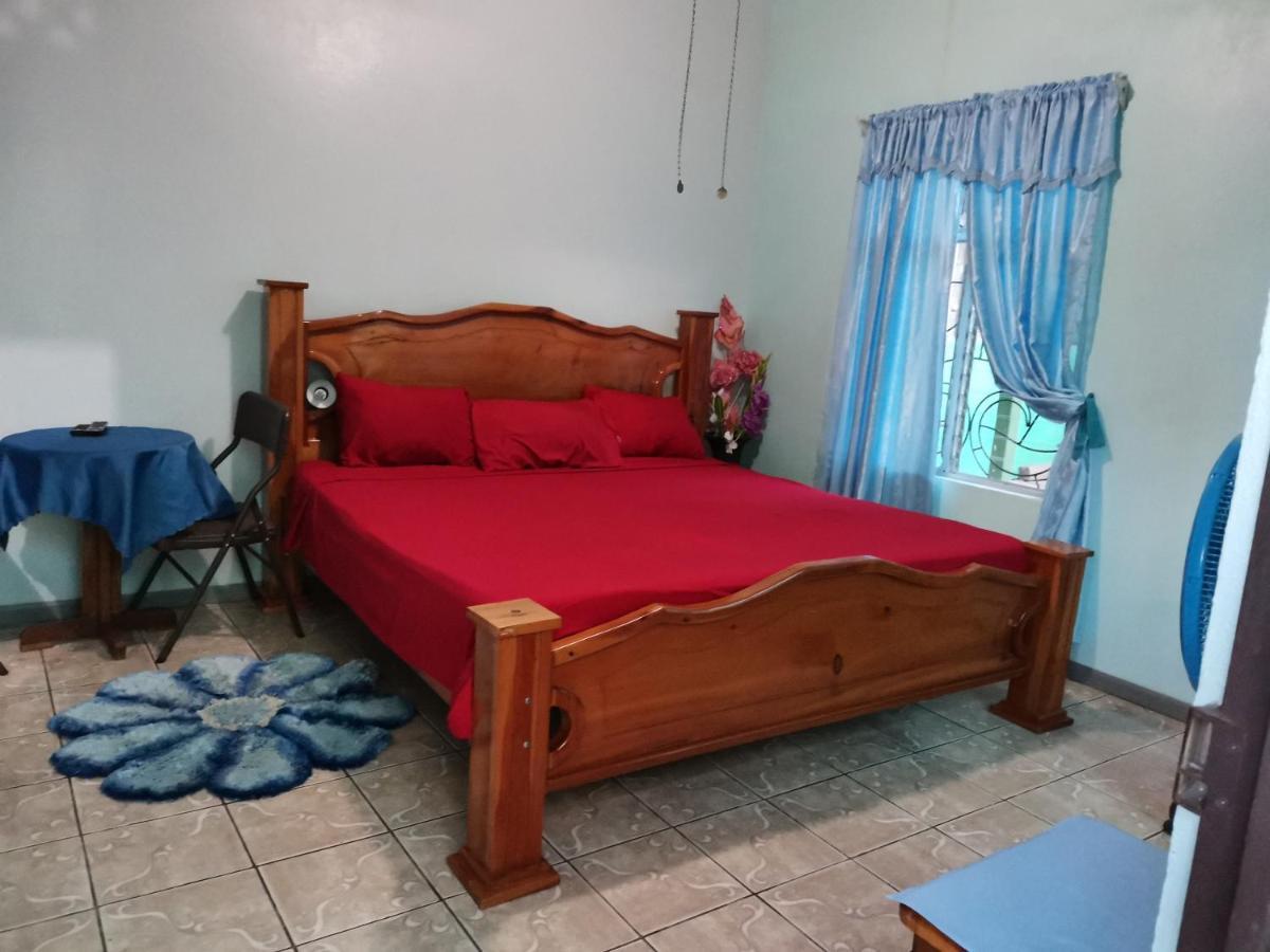 Cabinas Mitchaelle'S Puerto Viejo de Talamanca Buitenkant foto