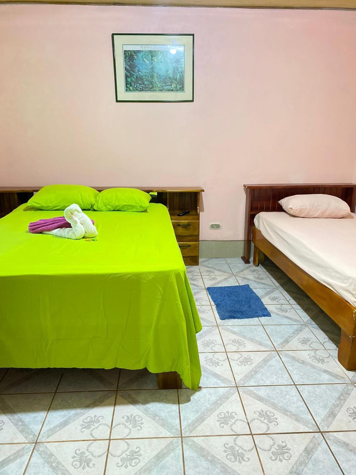 Cabinas Mitchaelle'S Puerto Viejo de Talamanca Buitenkant foto